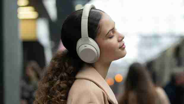 Sony presenta unos auriculares que te permiten hablar sin quitártelos