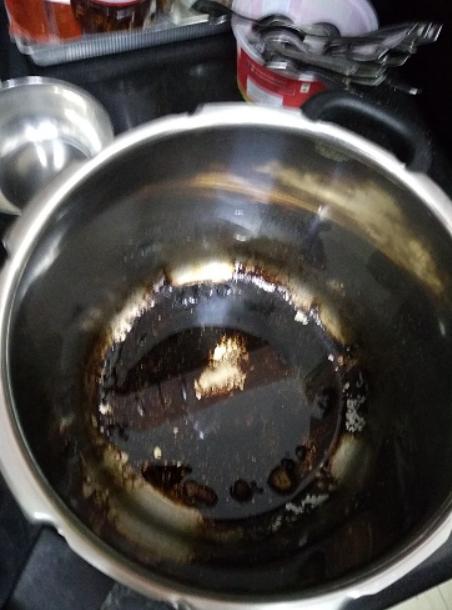Cómo evitar que la olla a presión se queme en el fondo mientras cocina